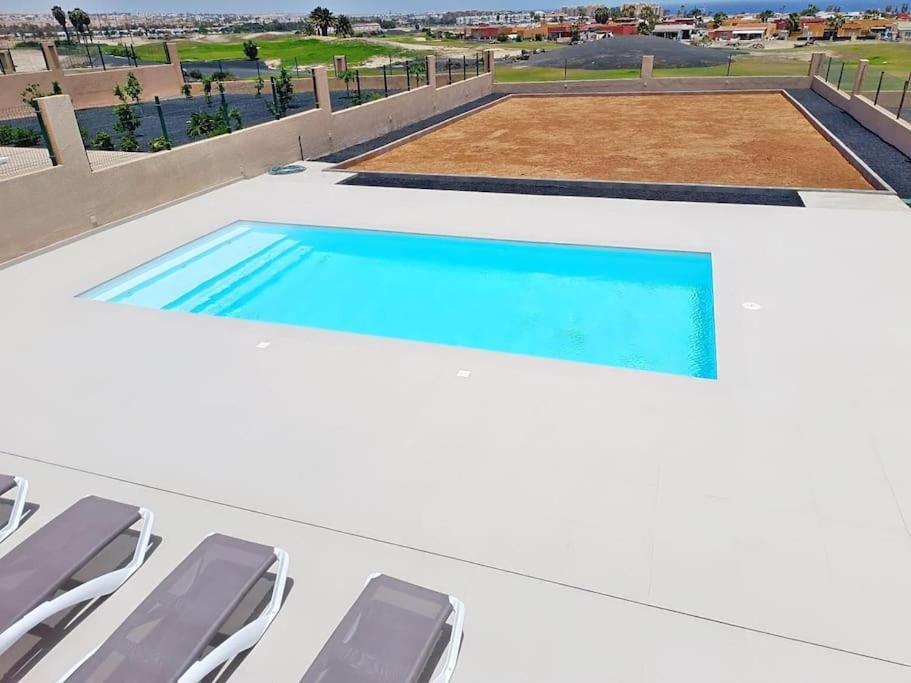 Privatpool mit Liegestühlen