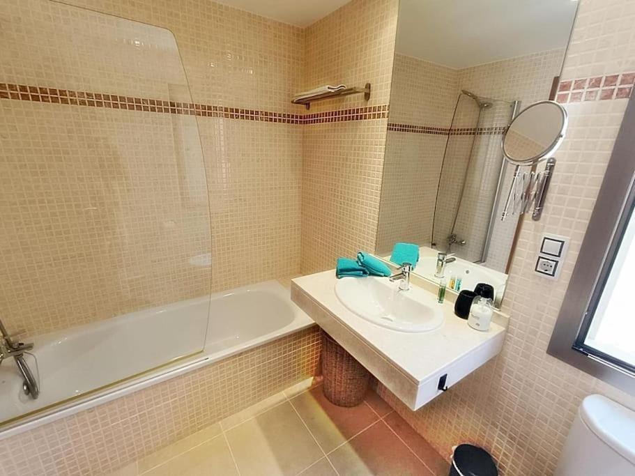 Badezimmer mit Badewanne